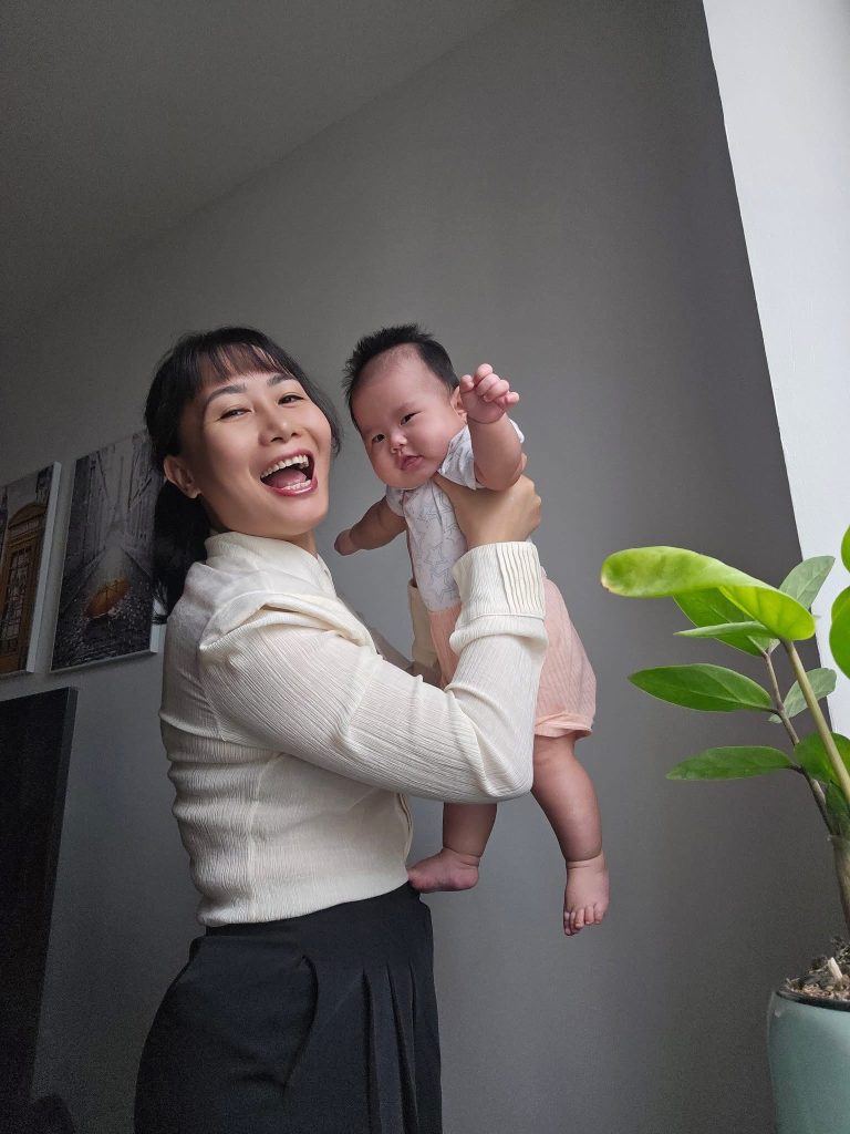 Hồng Nhung Lapari và con gái