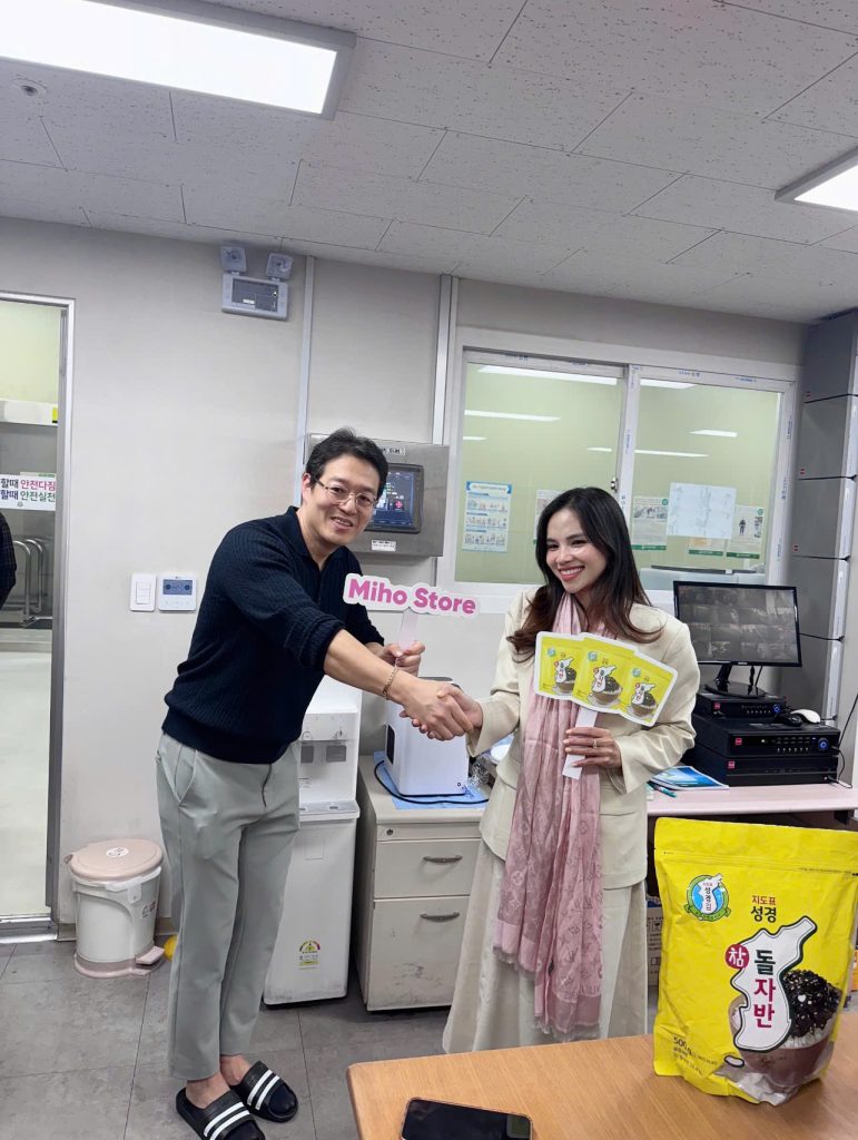 Anna Nguyễn làm việc với đối tác tại Hàn Quốc